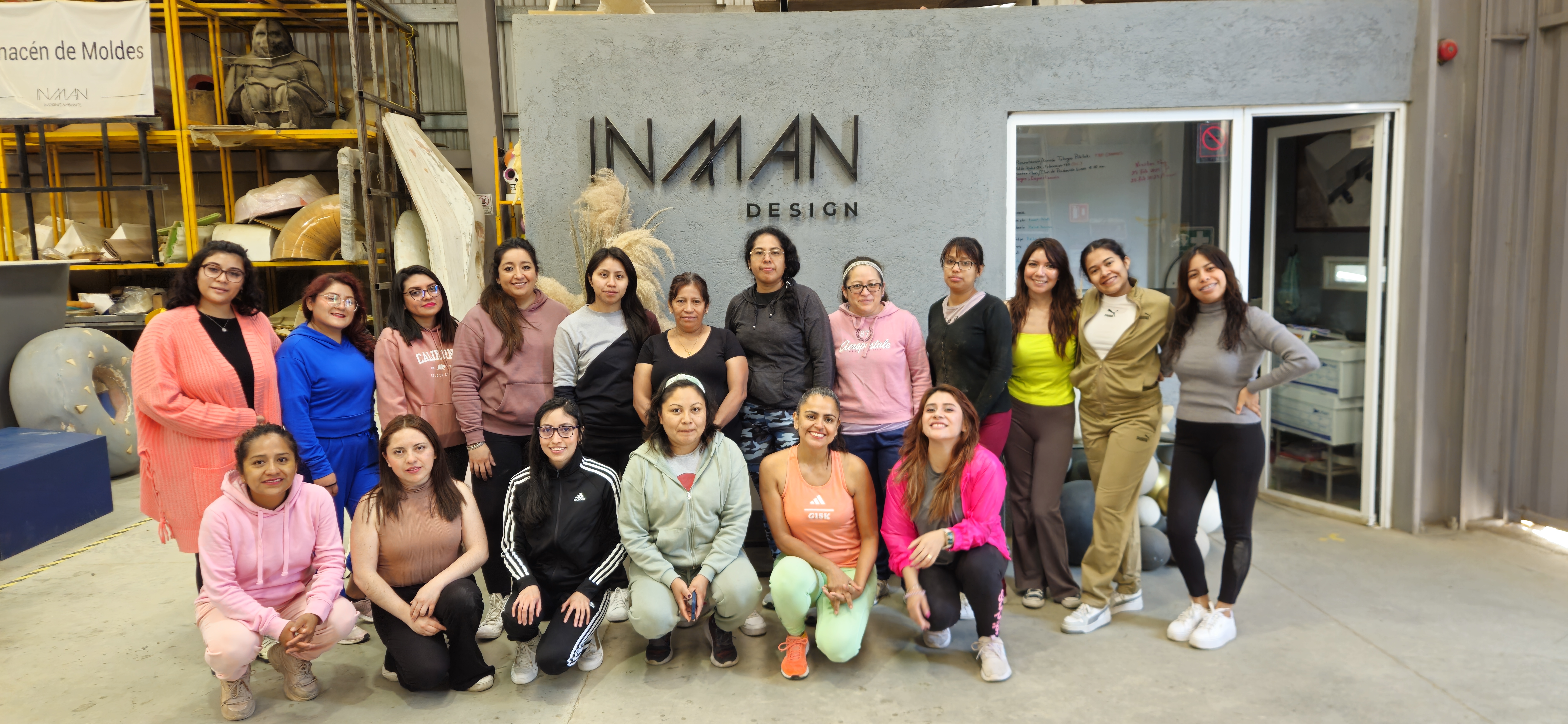 Grupo de mujeres colaboradoras después de la clase de yoga conmemorativa.